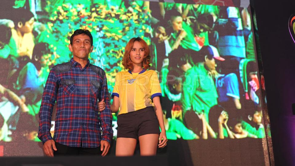 Legenda sepakbola Tanah Air, Bima Sakti, berpose dengan model cantik dalam acara launching Indonesian Super League (ISL) 2015 Take It to The Next Level, Sabtu (14/02/15).  - INDOSPORT